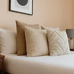 Well-Connected East London Flat - Near Shops & Transport