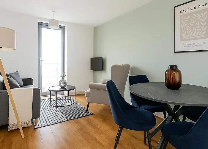 Well-Connected East London Flat - Near Shops & Transport